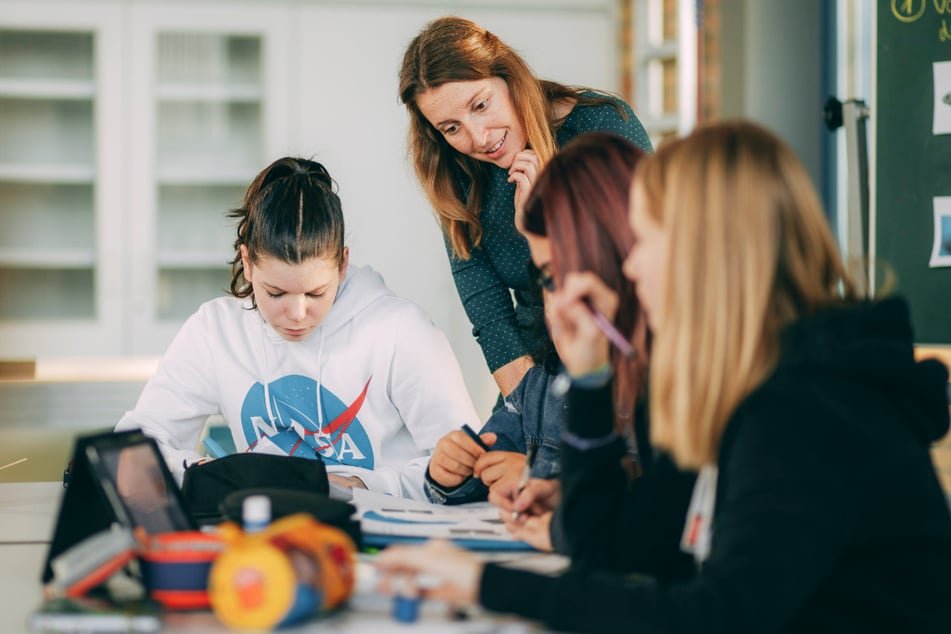 Wer jetzt ins Lehramt einsteigt, kann von guten Rahmenbedingungen und einer zukunftssicheren Stelle profitieren.