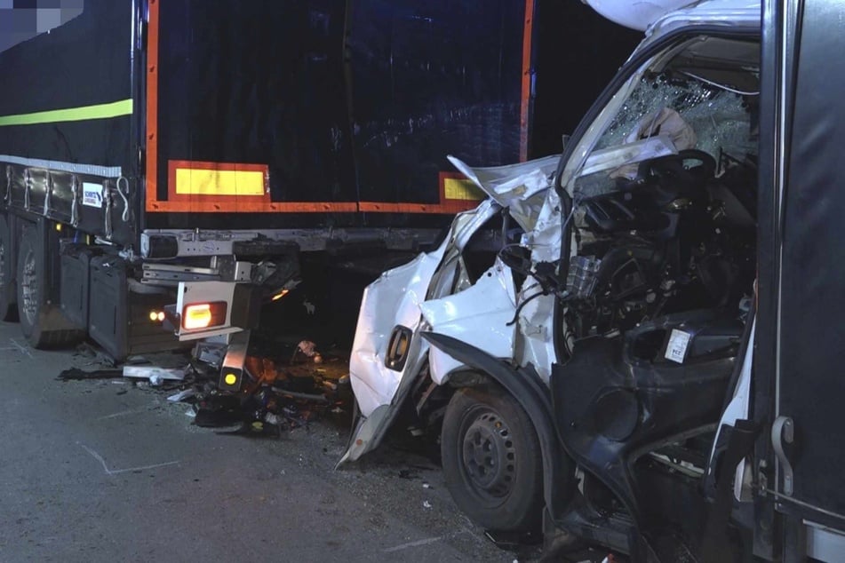 Unfall A1: Kleintransporter kracht an Stauende in Lastwagen: Fahrer stirbt im Krankenhaus