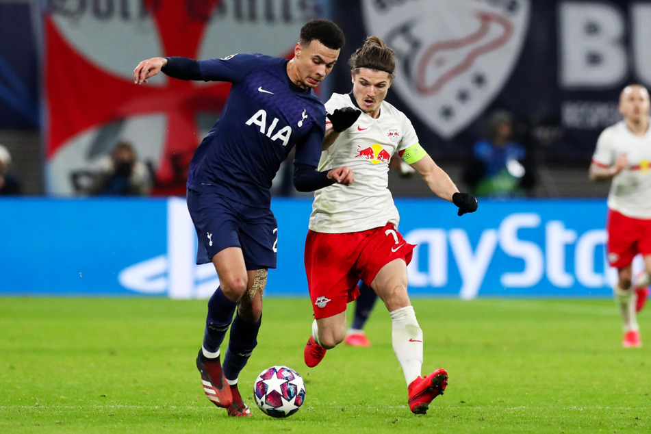 Tottenham-Star Dele Alli (24) im Duell mit RB Leipzigs Kapitän Marcel Sabitzer (26).
