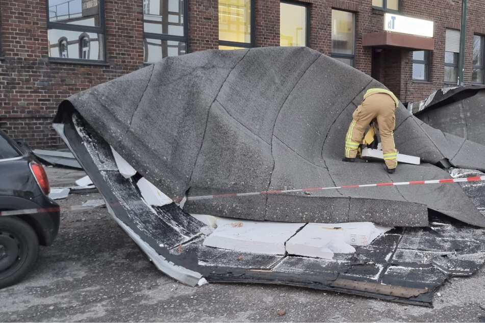 Sturm "Zeynep" in NRW: Person durch Dachziegel verletzt, Kirchturmspitze kracht auf Auto