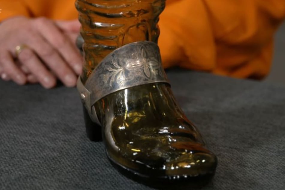 Das Scherzglas ist über 120 Jahre alt und laut ZDF-Expertin Friederike Werner (64) heute etwa 250 Euro wert.