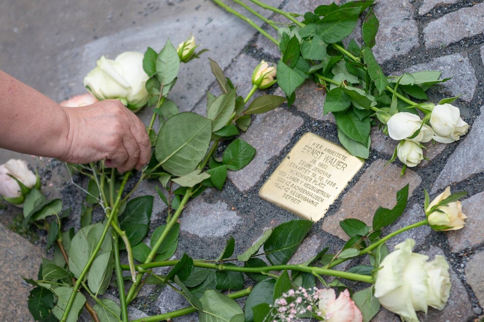 Zur Verlegung des Stolpersteins kamen zahlreiche Dresdner und legten Blumen nieder.