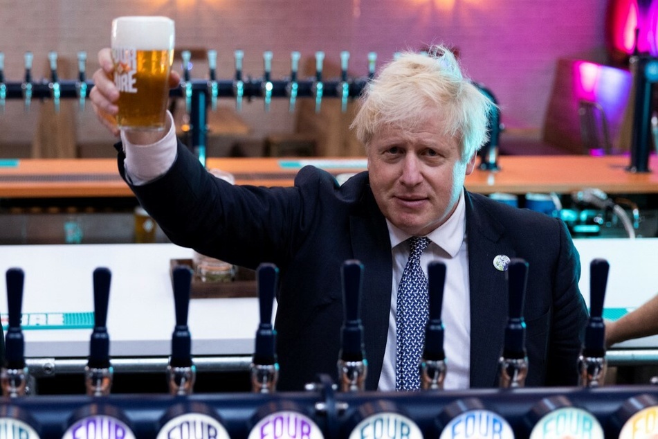 Darauf erstmal ein Bier! Johnson hat das Misstrauensvotum überstanden, aber die nächste Krise droht bereits.