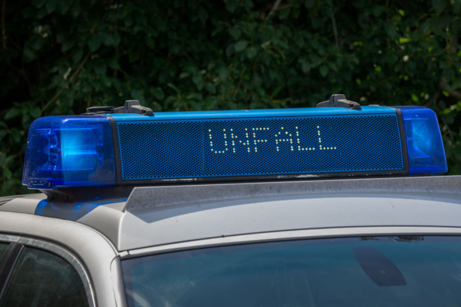 Unfall A4: Lkw kracht auf der A4 in Baustellenfahrzeug: mehrere Verletzte