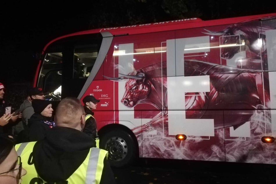 Kurz vor halb 8 ist der Mannschaftsbus von RB Leipzig am Stadion in Cottbus gelandet.