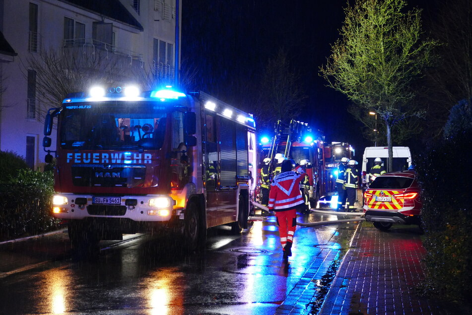 Zahlreiche Einsatzkräfte waren bei dem Brand in Hennef im Einsatz.