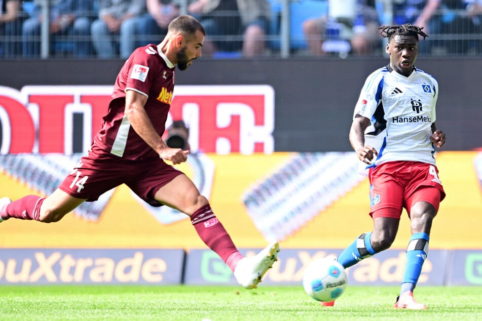 Nach einem bärenstarken Antritt bedient HSV-Youngster Fabio Baldé (r.) im Zentrum Robert Glatzel (nicht im Bild), der zum 2:0 gegen Jahn Regensburg trifft.