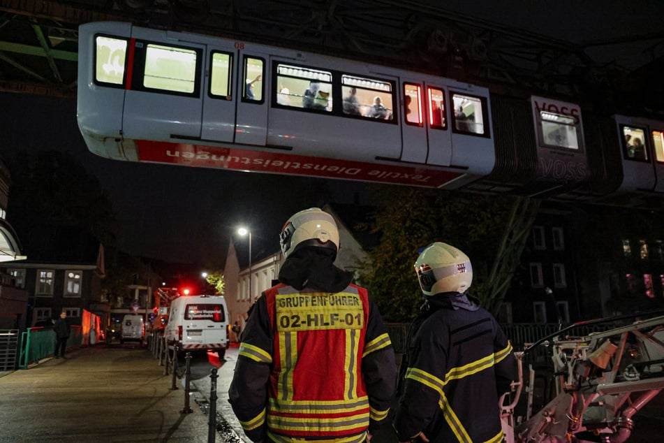 Einsatz an der Wuppertaler Schwebebahn: Die Feuerwehr hat in der Nacht Fahrgäste aus der stillstehenden Bahn gerettet.