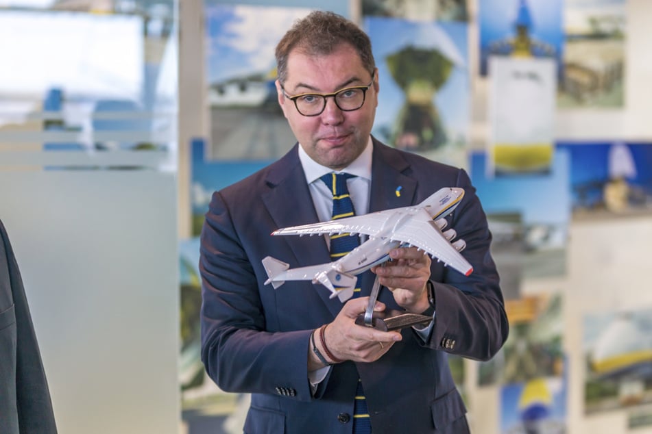 Oleksij Makejew (46), Botschafter der Ukraine in Deutschland, erhielt bei der Eröffnung der Ausstellung "Light and Shadow - The Antonov Story" ein Model der An-225 "Mirya".