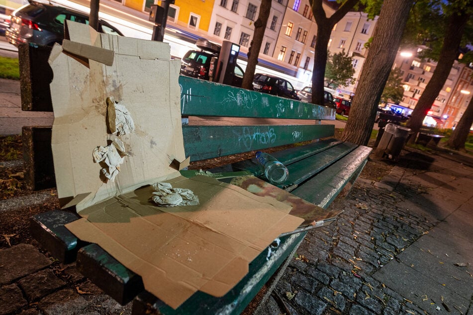 Ein leerer Pizzakarton liegt auf einer Parkbank im Stadtteil Haidhausen. In Parks und Grünanlagen stapelt sich der Müll von Verpackungen.