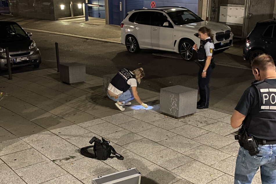 Die Polizei sichert Spuren am Tatort in Stuttgart.