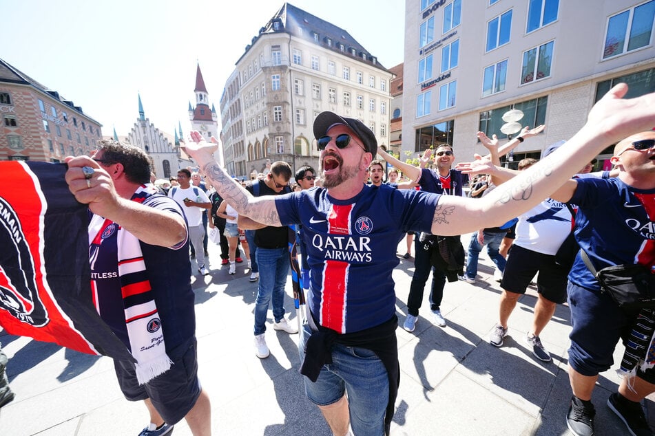 Die PSG-Fans stimmen sich in München auf das Endspiel der Königsklasse ein.
