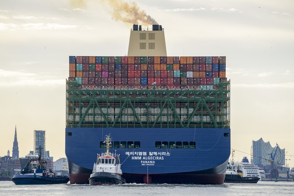 Das weltgrößte Containerschiff "HMM Algeciras" läuft auf seiner Jungfernfahrt in den Hamburger Hafen ein.