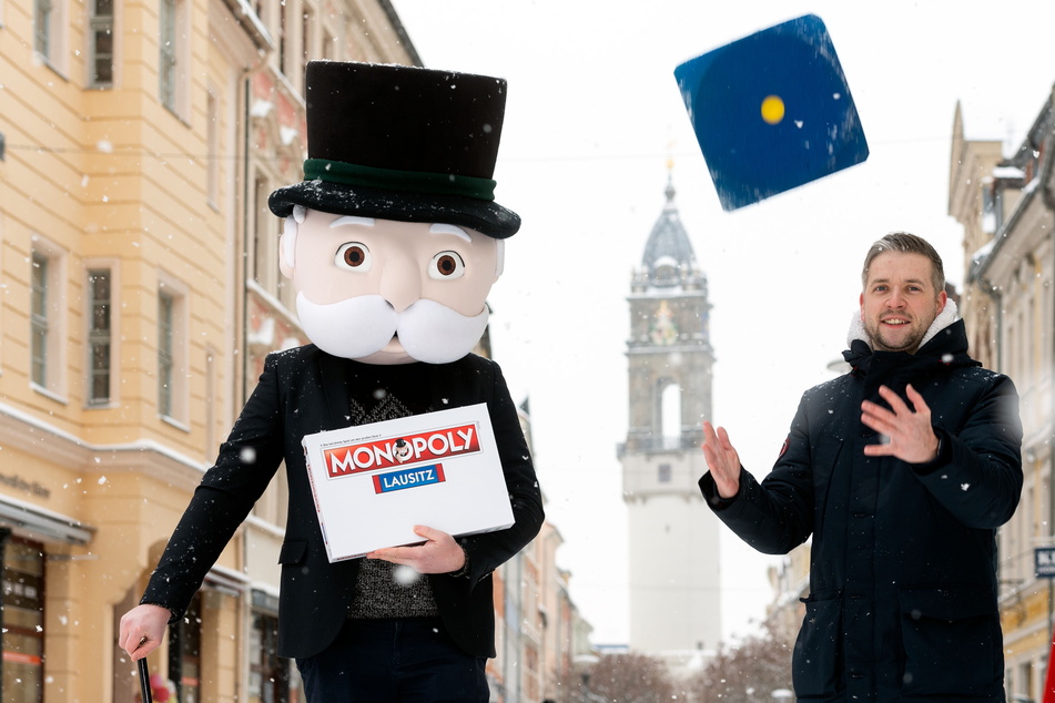 Florian Freitag (33) und Mr. Monopoly sind schon startklar: Noch dieses Jahr wird es eine Lausitz-Ausgabe des berühmten Spiels geben.