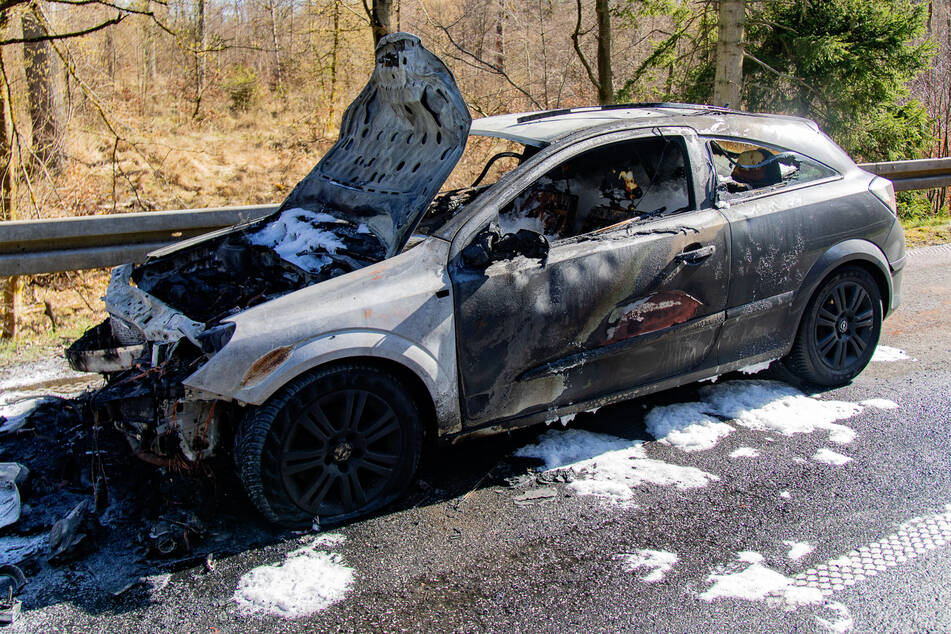 Der Opel hatte nach dem Unfall Feuer gefangen und war im Anschluss ausgebrannt.