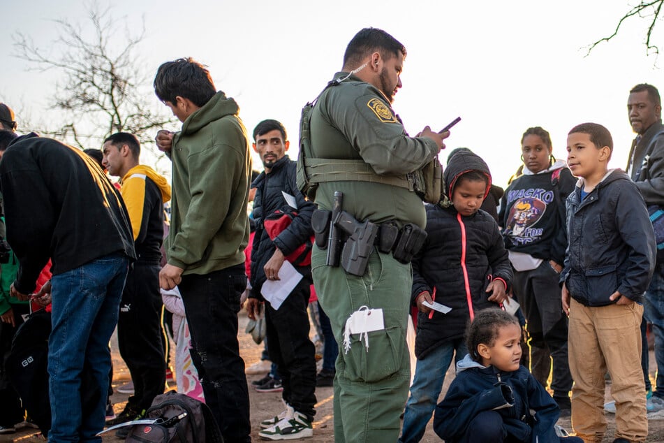 Anti-migrant Texas law blocked by federal judge
