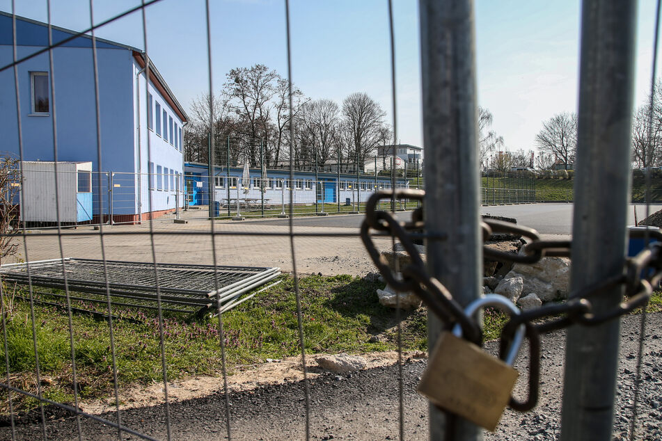 Ein Sportheim ist mit einem Kettenschloss abgesperrt.