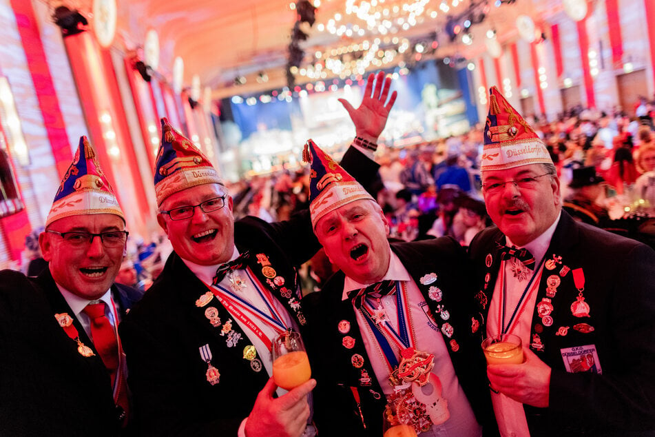 Zwei große Karnevalsgesellschaften aus Köln und Düsseldorf haben unter dem Titel "Alaaf & Helau" eine gemeinsame Sitzung gefeiert.