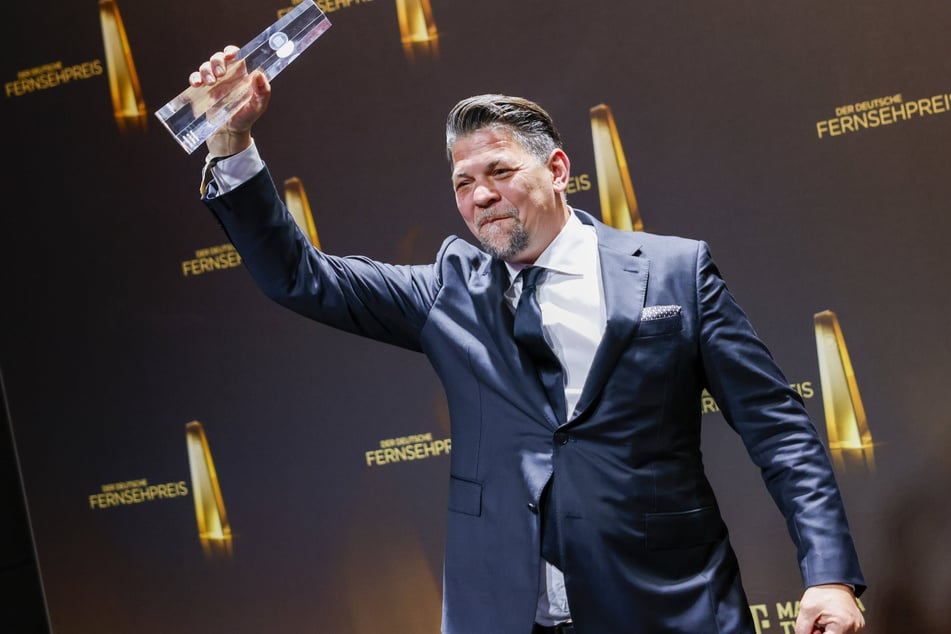 Im September wurde der TV-Star mit dem Fernsehpreis in der Kategorie "Bestes Factual Entertainment" für "Herbstresidenz mit Tim Mälzer und Andre Dietz" ausgezeichnet.
