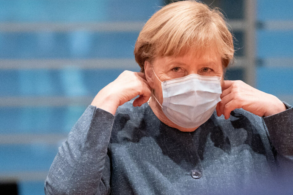 Bundeskanzlerin Angela Merkel trägt einen Nasen-Mund-Schutz.