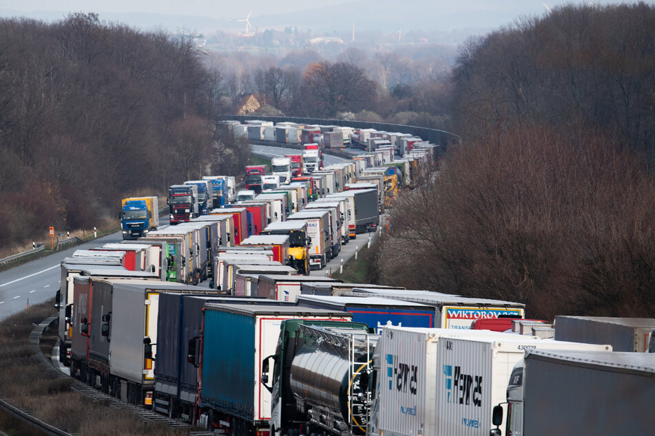 Lkw an Lkw. Auf der A4 in Richtung Polen geht nichts mehr.