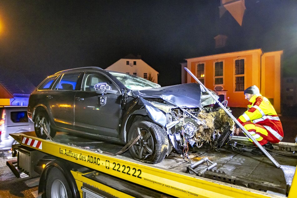 Es dauerte Stunden, bis die Einsatzkräfte die Frau und das Auto bergen konnten.