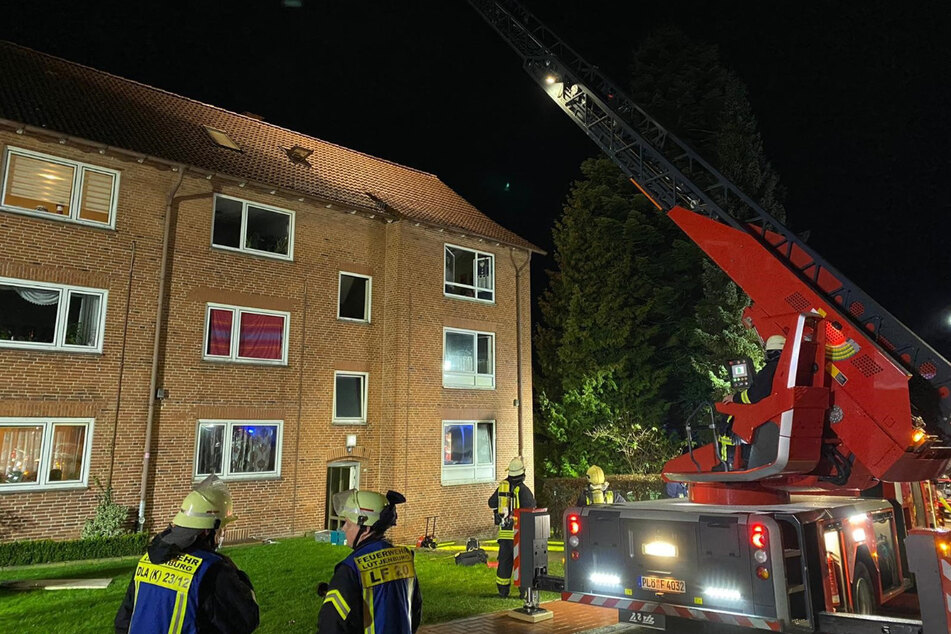 Die Feuerwehr ist mit einer Drehleiter im Einsatz. Mehrere Bewohner wurden aus dem Mehrfamilienhaus gerettet.