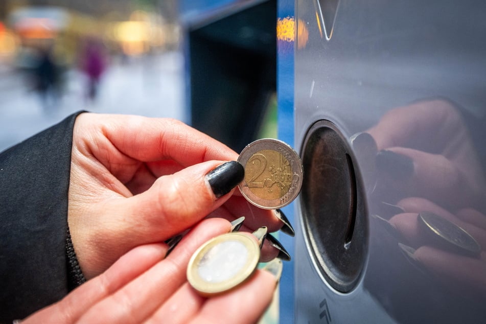 Für einige Tickets müssen Fahrgäste nun tiefer in die Tasche greifen, andere werden wiederum günstiger. (Symbolbild)