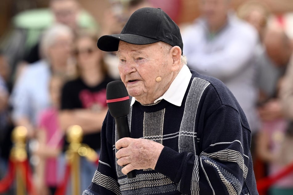 Schlagfertig und talentiert trat der älteste DSDS-Kandidat aller Zeiten Günther Kandzia (93) aus Teising in der Sendung auf. Mit einem Schlager rührte er die Jury zu Tränen.