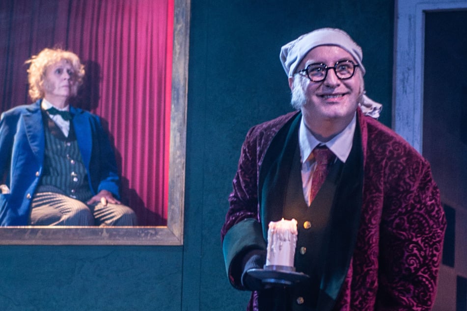 Susanne Stein als Jacob Marley (l.) warnt Ebenezer Scrooge vor seinem Weihnachtshass.