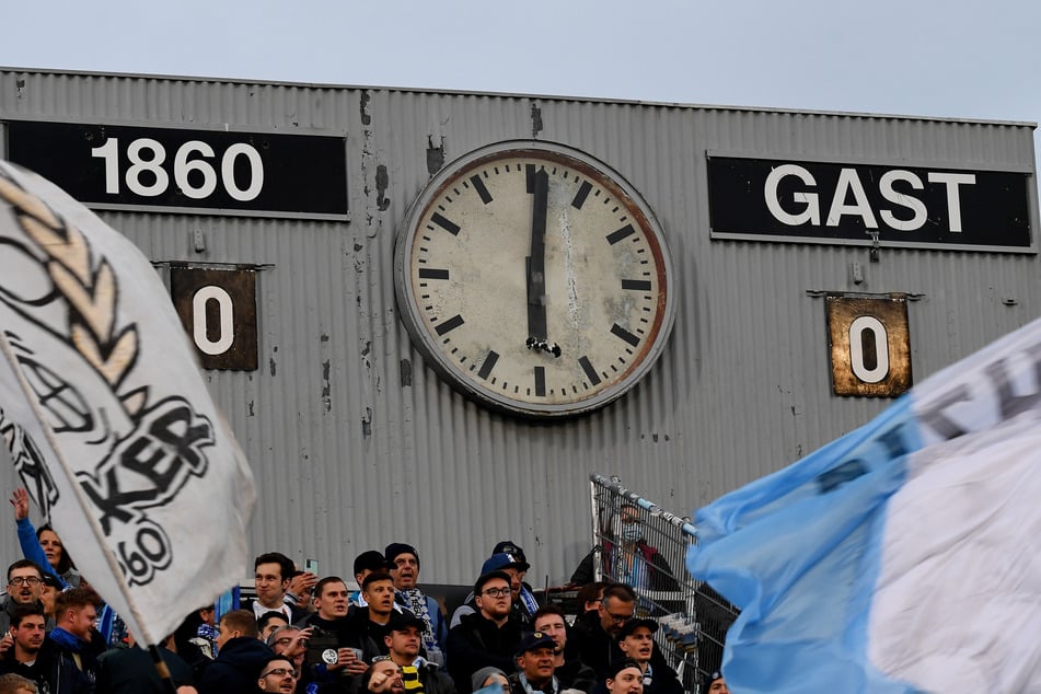 Noch steht auf der historischen Anzeige im Grünwalder Stadion die Null. Das soll sich aus SGD-Sicht ab 14 Uhr ändern.