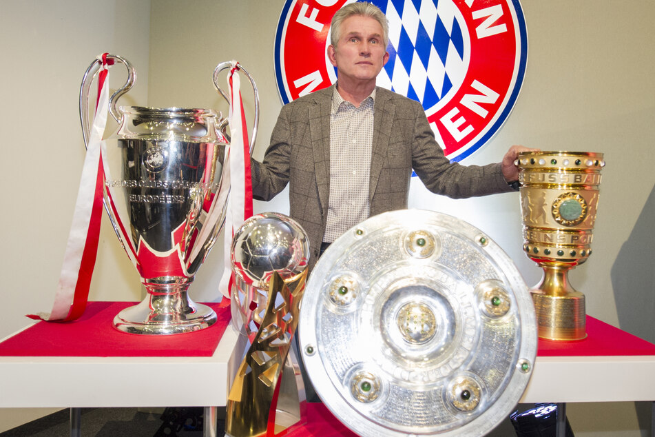 Der damalige Bayern-Trainer Jupp Heynckes steht vor den Pokalen (Champions-League-Pokal, DFL-Supercup-Pokal, Meisterschale und DFB-Pokal), die er in der Saison 2012/2013 mit dem FC Bayern gewonnen hat.