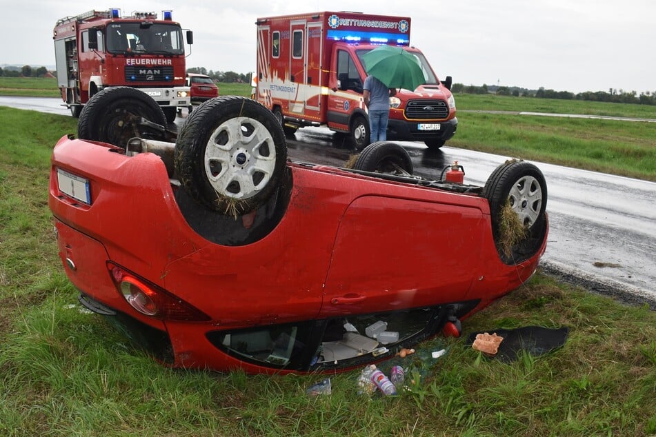 Erst war das Auto auf der Seite gelandet. Als die Fahrerin dann versuchte auszusteigen, kippte der Ford aufs Dach.