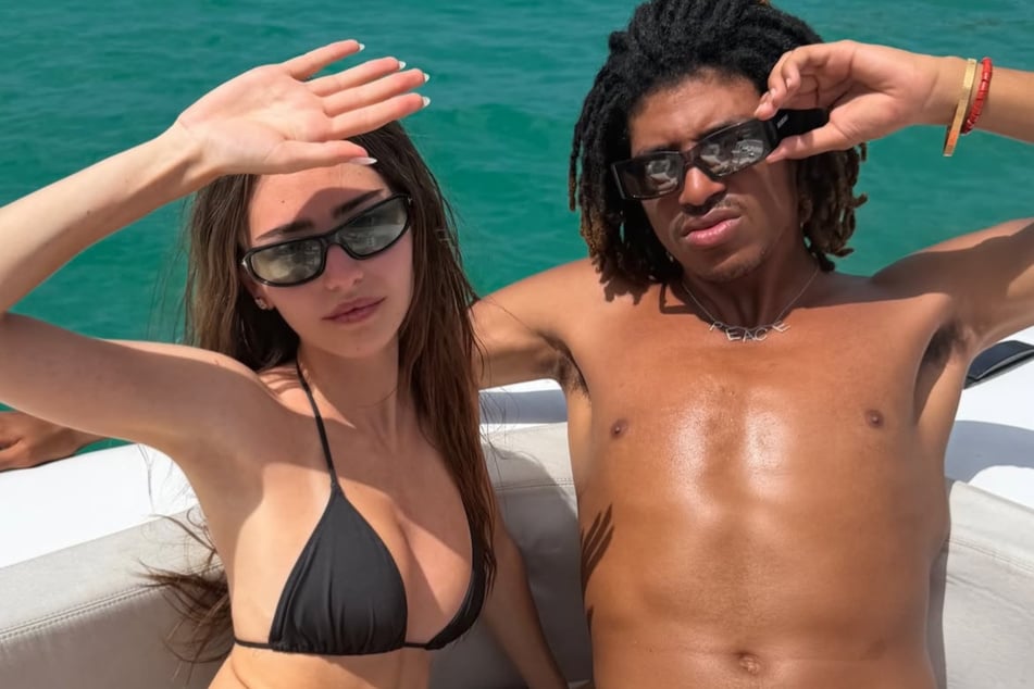 Leni Klum und ihr Bruder Henry Samuel (20) relaxen auf einem Boot.