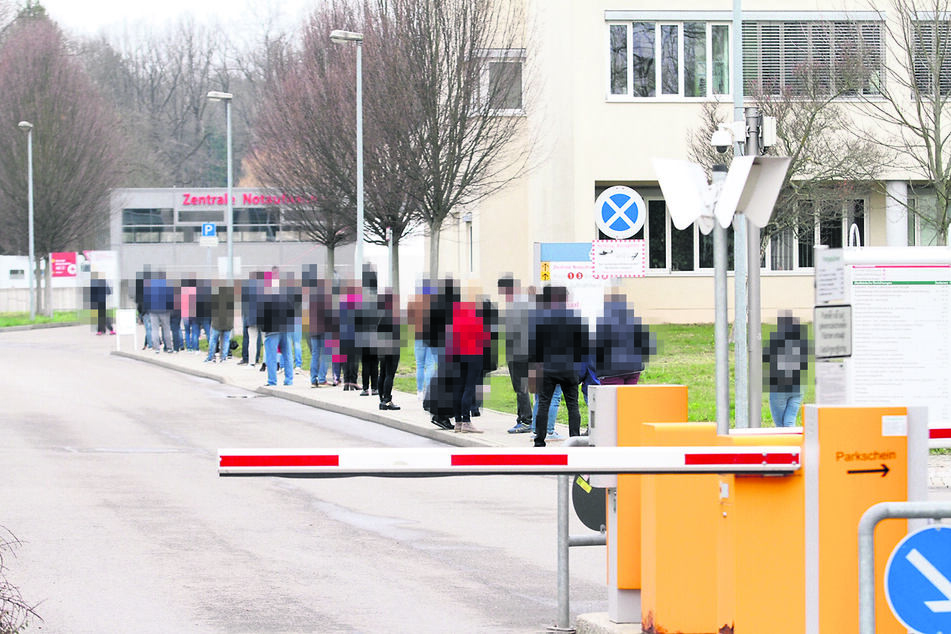 Die Zwickauer standen am ersten Tag in Schlangen an vor der Corona-Ambulanz am HBK.