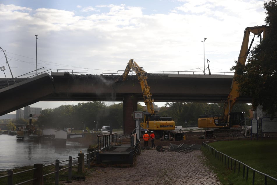 Die Abrissarbeiten sind in vollem Gange.