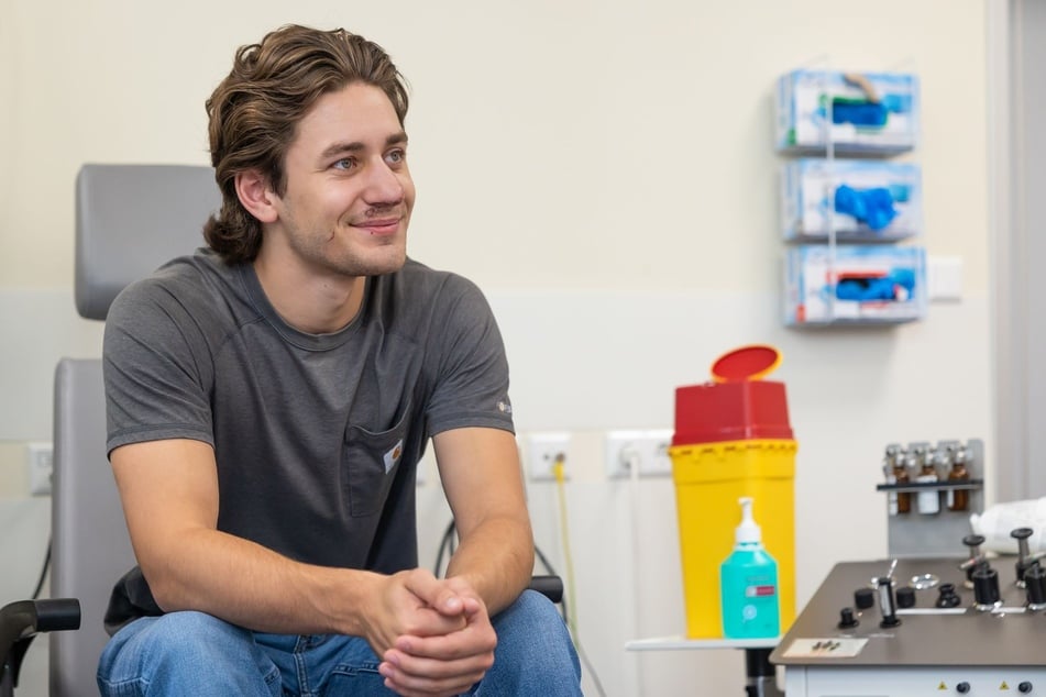 Der Amerikaner zeigte sich kurz nach der Attacke beim Fädenziehen im Uniklinikum Dresden.