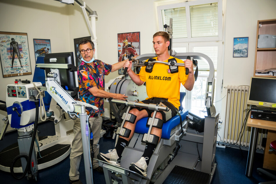 Dynamo-Keeper Kevin Broll (25, r.) am gestrigen Donnerstag bei der sportmedizinischen Untersuchung am Uniklinikum in Dresden.
