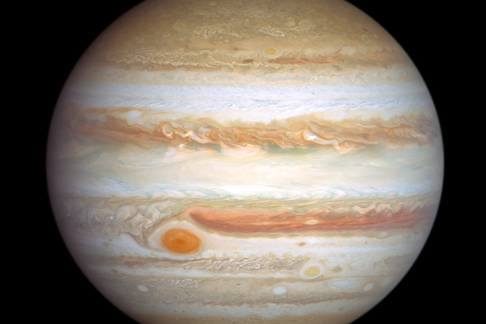 Das Foto des Hubble-Weltraumteleskops zeigt einen Riesensturm auf dem Jupiter als Großen Roten Fleck. Rechts daneben ist der Antizyklon in ähnlicher Form und Farbe zu erkennen.