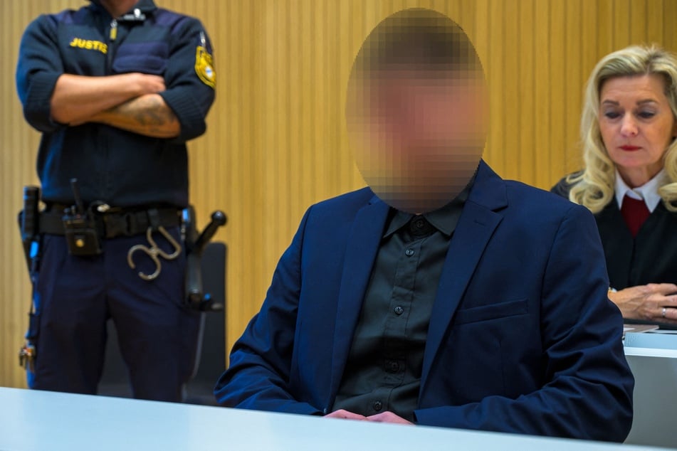 Er rast los, obwohl sich sein Ex-Partner an die Motorhaube klammert: Mann gesteht Horror-Fahrt