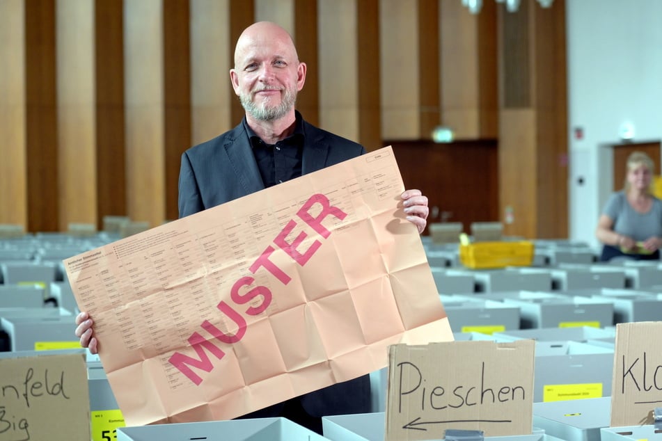 Am besten auf die Stimmabgabe vorbereiten: Dresdens Wahlleiter Markus Blocher (55) zeigt einen der umfangreichen Stimmzettel.