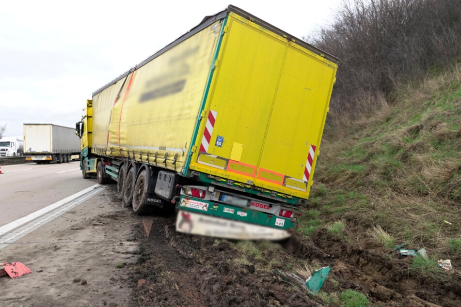Chemnitz: Kilometerlanger Stau auf A4: Laster landet in Böschung