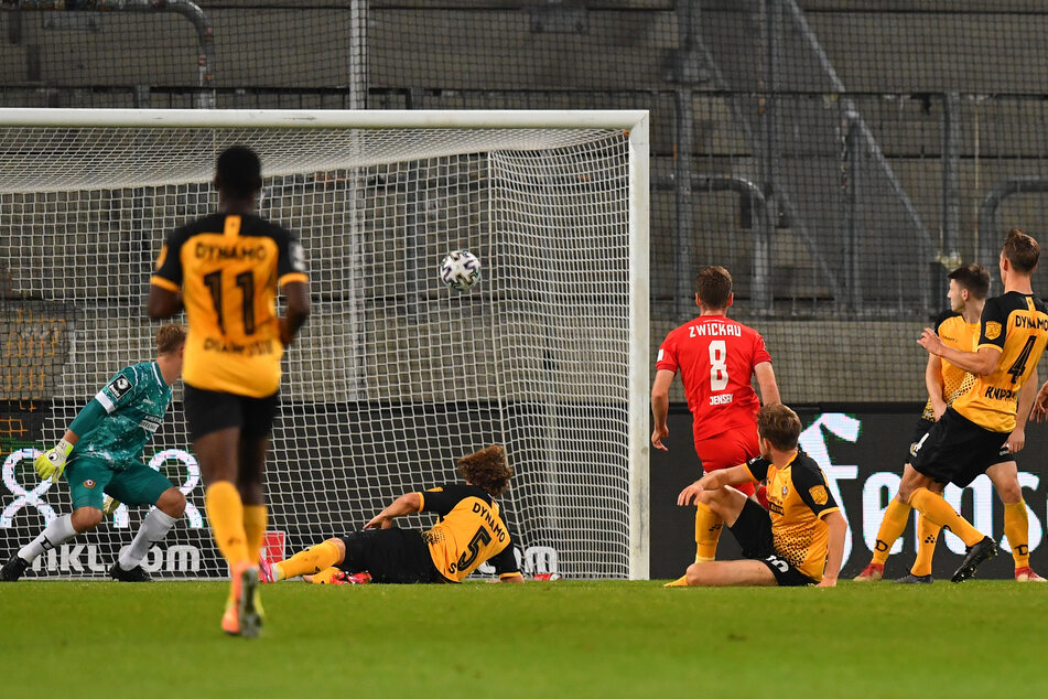 Leon Jensen (Nr. 8) traf gegen Dresden mit diesem Schuss zum 2:1. Heute gegen Türkgücü München will er mit seinen Zwickauern nachlegen.