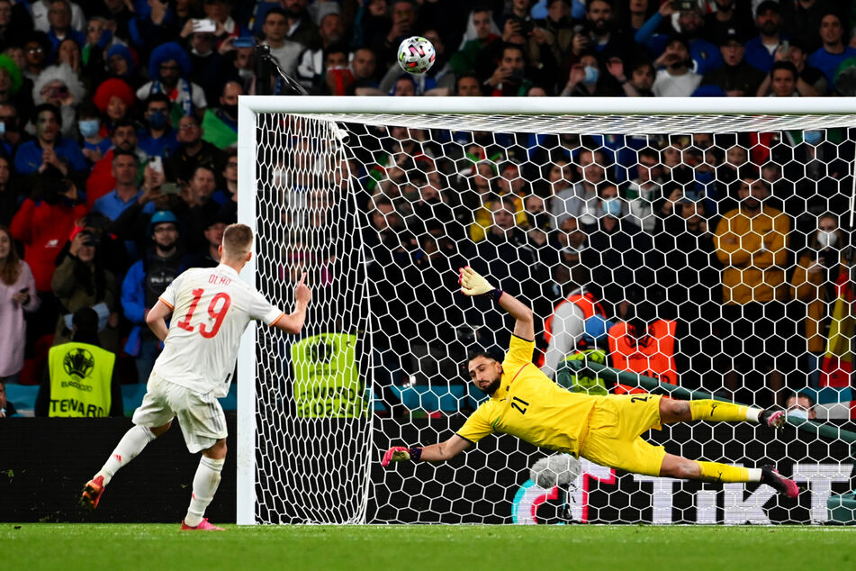 Dani Olmo (l.) jagte seinen Elfmeter über die Latte und schied mit Spanien unglücklich im Halbfinale aus.