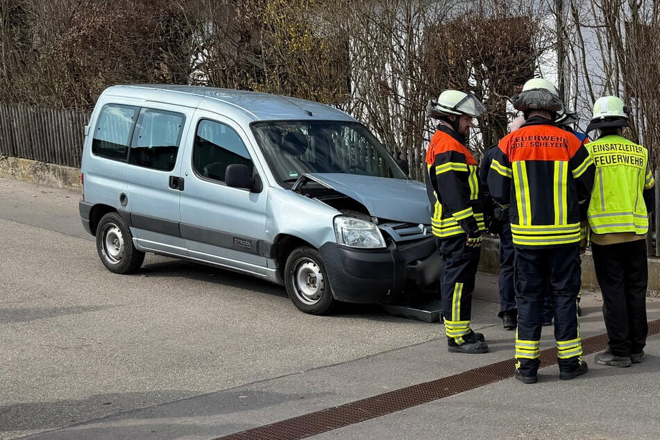 Einsatzkräfte stehen an der Unfallstelle in Scheyern.