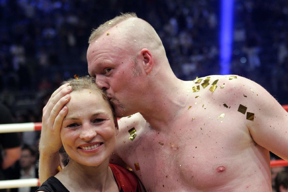 Hatten sich nach den beiden Ring-Prügeleien (hier 2007) schnell wieder lieb: Die frühere Box-Weltmeisterin Regina Halmich (47) und TV-Moderator Stefan Raab (57).