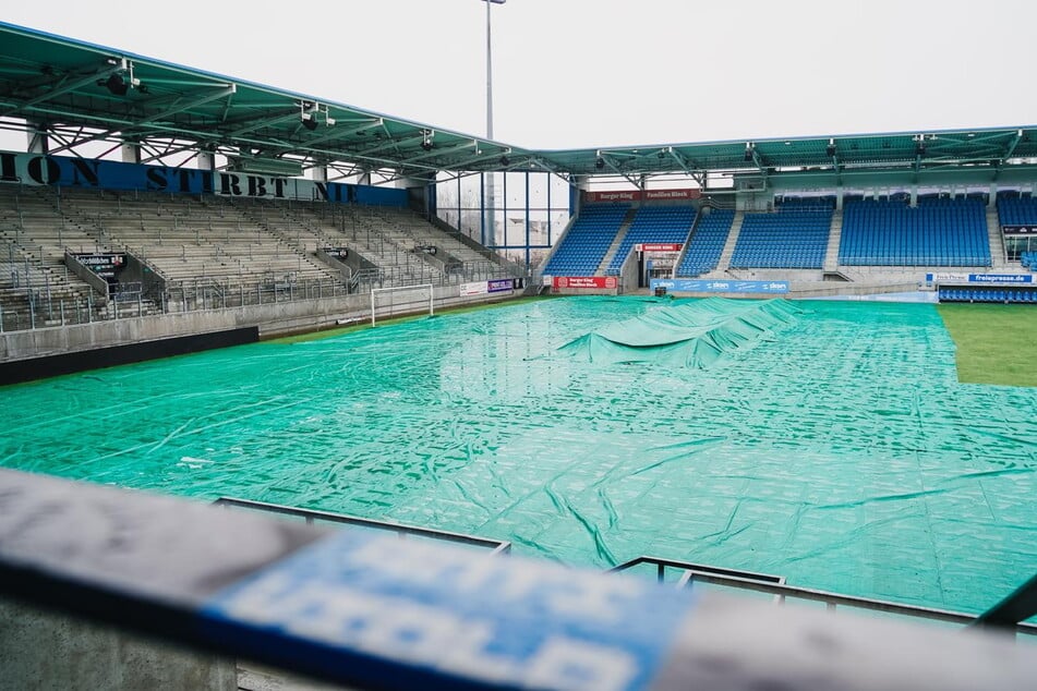 Das Topspiel gegen Jena steht an. Die Verantwortlichen unternehmen alles, um das Spiel regulär über die Bühne zu bekommen. Eine Plane soll zum Beispiel den Rasen vor Frost schützen.