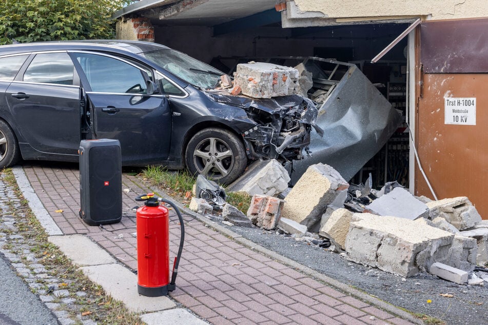 Schwerer Unfall im Erzgebirge: Auto reißt Trafohaus ein