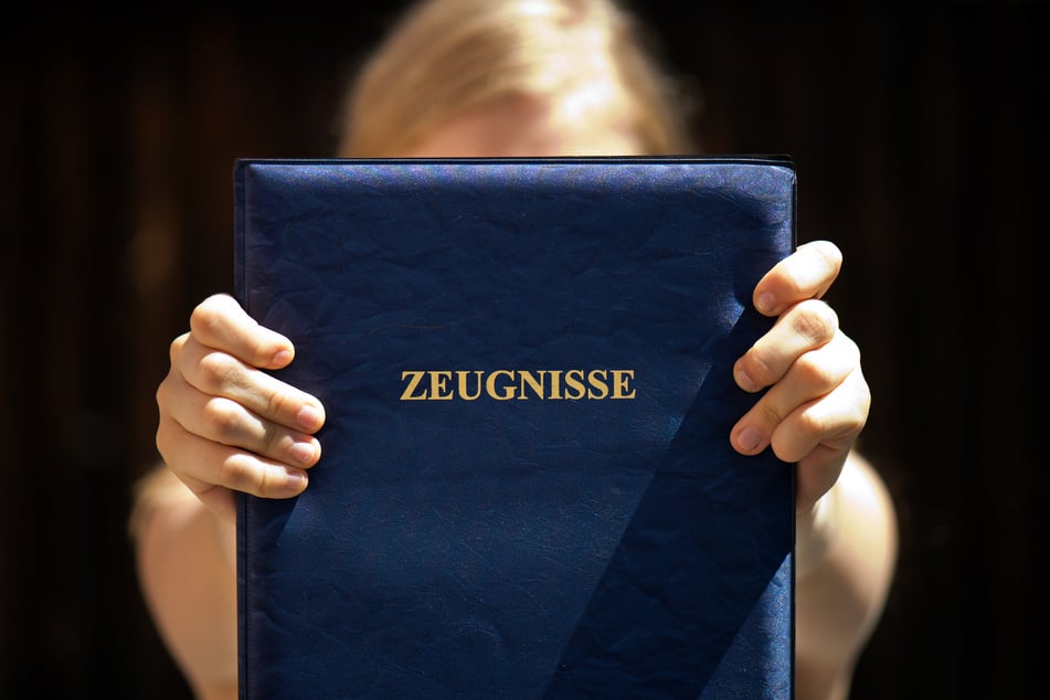 Nach der Zeugnisausgabe am Freitag beginnen für Zehntausende Schüler in Thüringen die Sommerferien. (Symbolfoto)