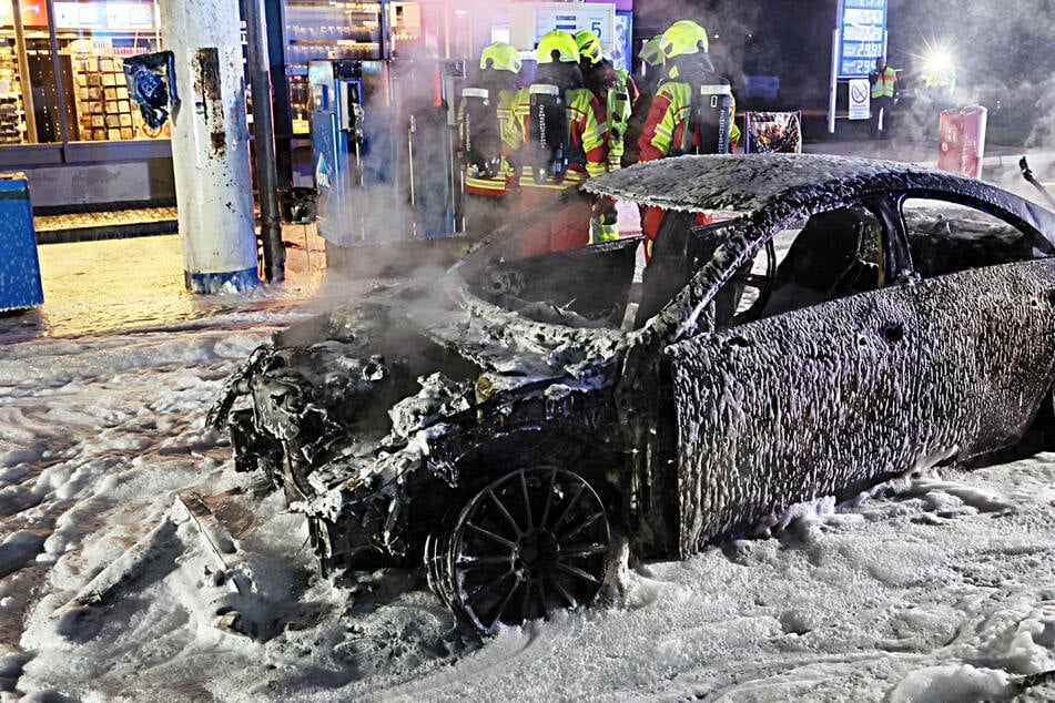 Auto steht direkt an Zapfsäule lichterloh in Flammen: So wurde an A3-Tankstelle Schlimmeres verhindert